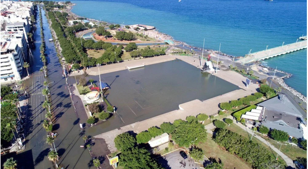 Deniz seviyesi yükselen İskenderun'da binalar boşaltıldı