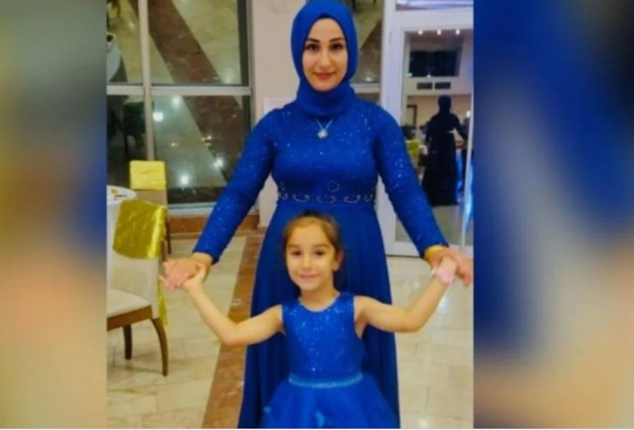 Enkaz altında çocuklarıyla birbirlerine sarılı halde bulundu