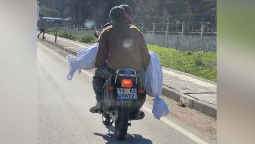 Deprem sonrası cenazesini böyle taşıdı