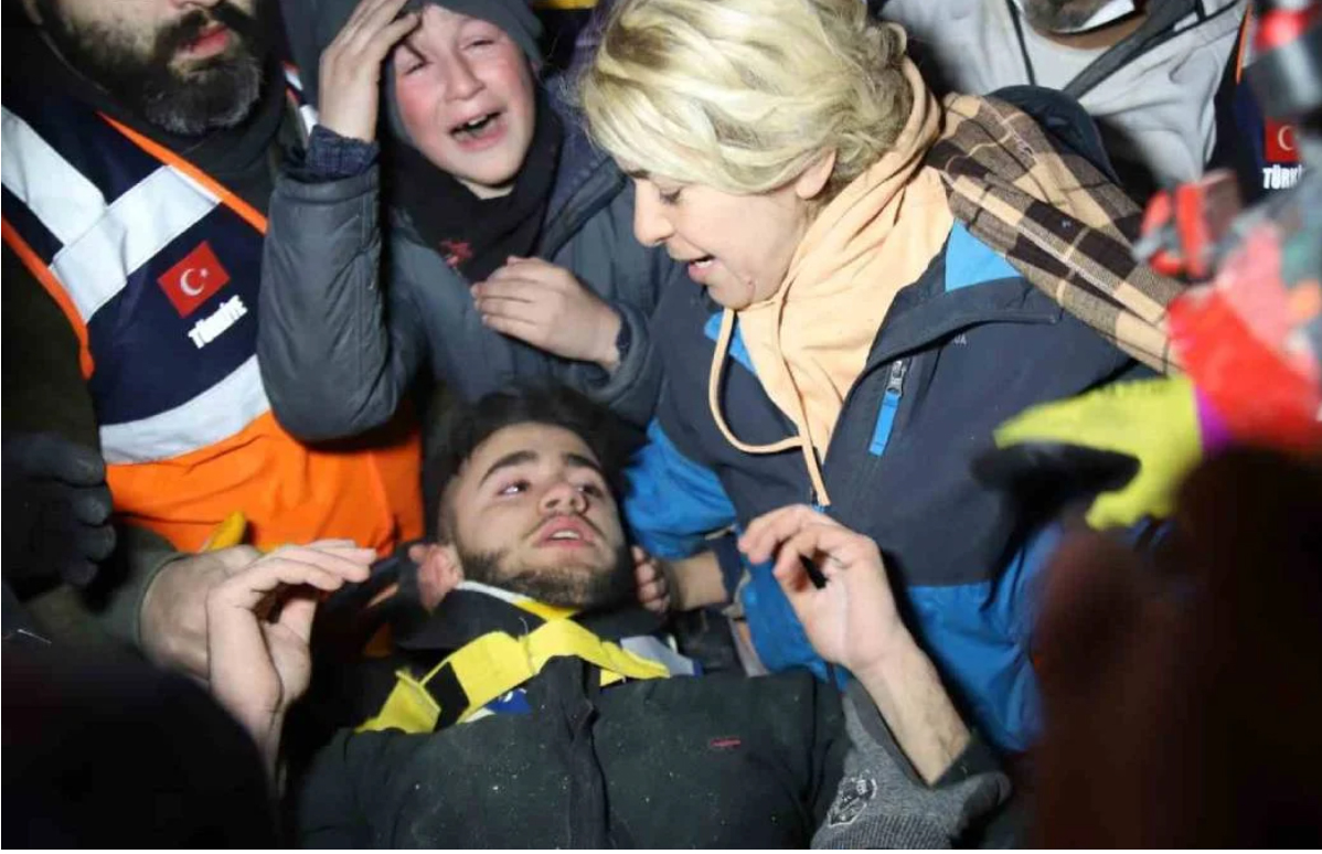 Enkaz altında idrarını içerek hayatta kalmış!