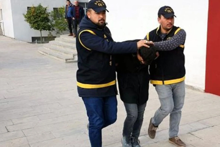 Enkazdan çaldığı kredi kartlarıyla harcama yaptı