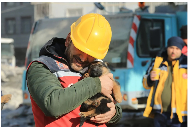 Depremde 124 saat sonra yürekleri ısıtan an!