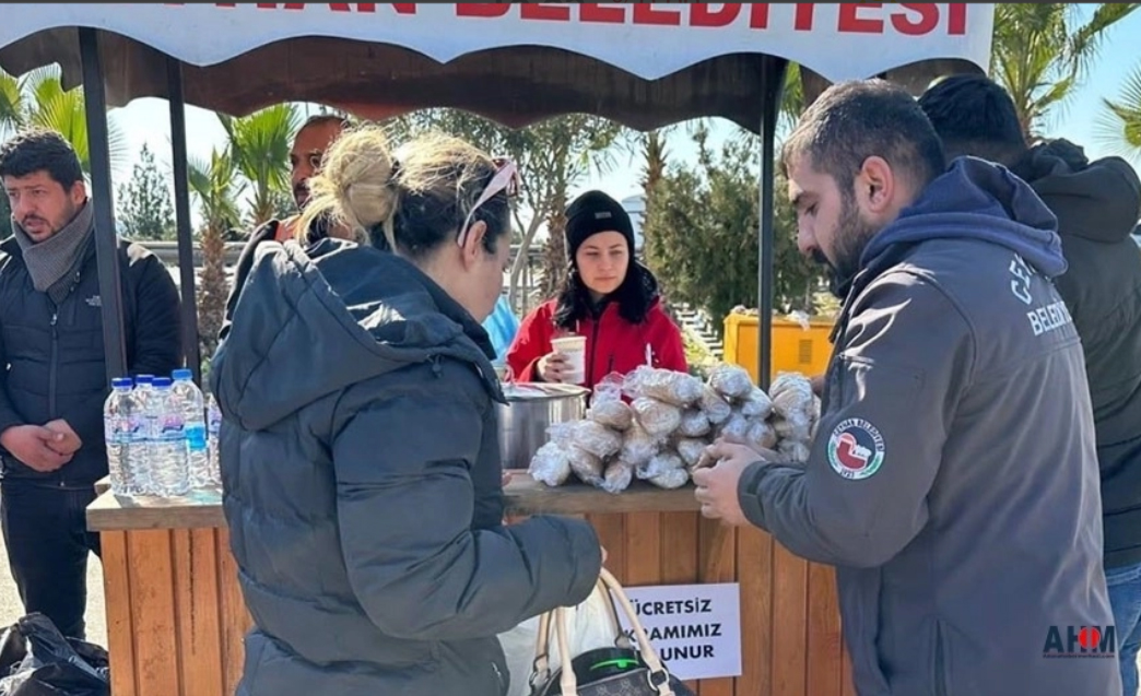 Fahiş fiyatla çorba satan işletmenin önünde ücretsiz çorba dağıtımı