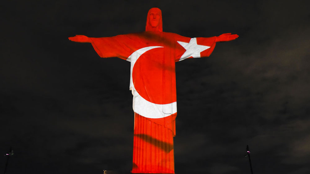 Brezilya'daki Kurtarıcı İsa heykeline Türk bayrağı yansıtıldı