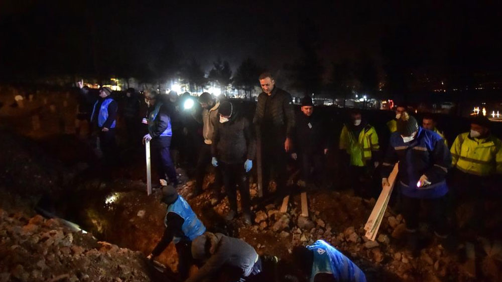 Deprem bölgesinde defin işlemleri gece vakti de devam ediyor