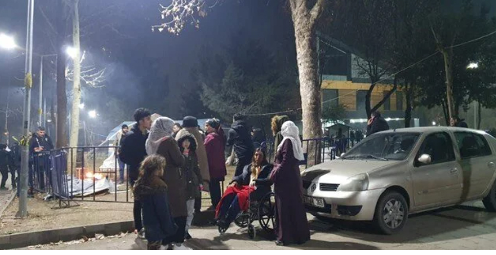 Hatay'da 6.4 büyüklüğünde deprem: 4 ölü 294 yaralı