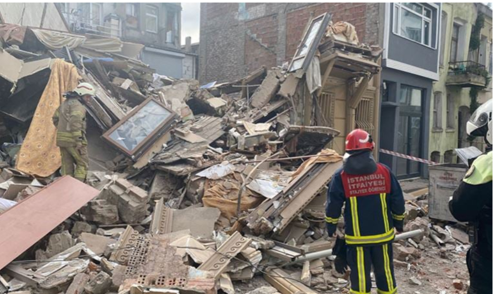 Fatih'te 3 katlı metruk bina çöktü