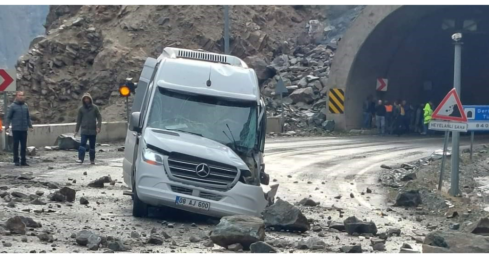 Artvin'de heyelanda 4 kişi yaralandı