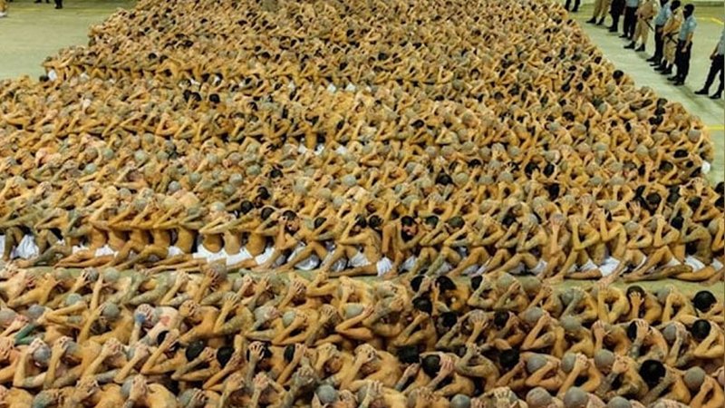 En tehlikeli suçlular dev hapishaneye götürüldü