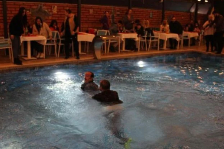 Depremzedeler için konser veren Mustafa Keser havuza düştü