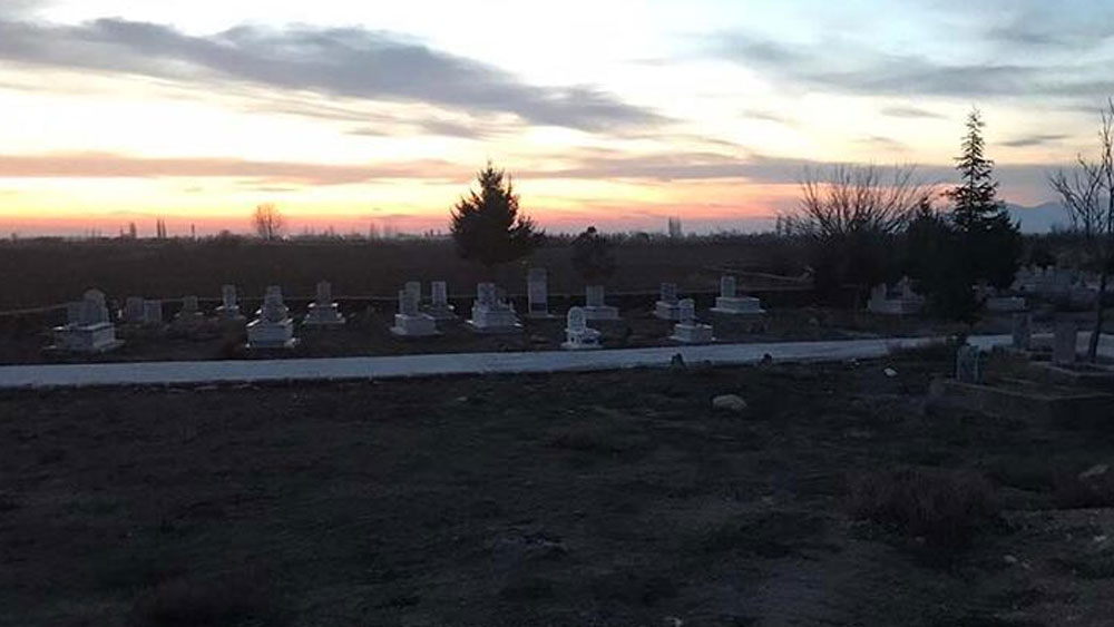 Konya'daki mezarlıkta yarısı toprağa gömülmüş kadın cesedi bulundu