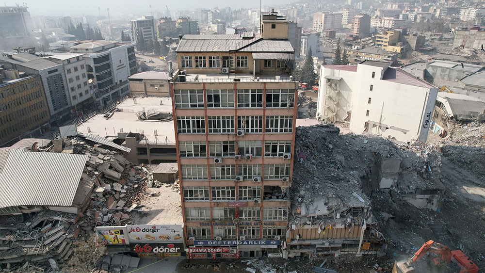 Çürük raporu verilmişti: Dört yanı yıkılan 52 yıllık bina depremlerde ayakta kaldı