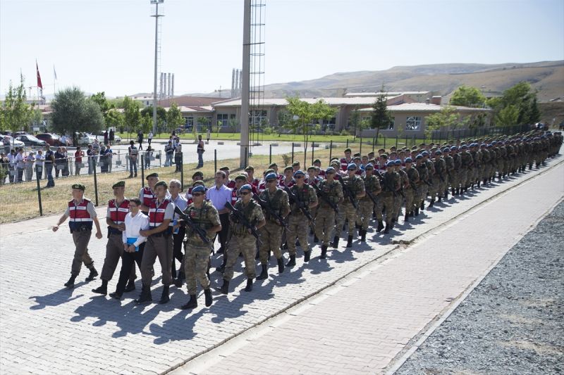 Darbeciler, şehit yüzbaşıya kelepçe takmış
