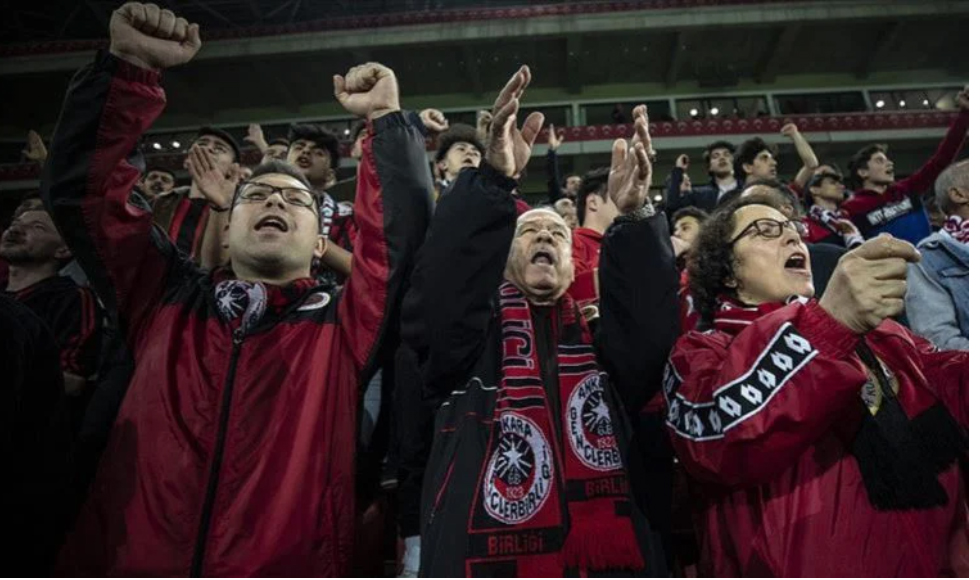 Gençlerbirliği taraftarından Bahçeli'ye: Ferman padişahınsa tribünler bizimdir