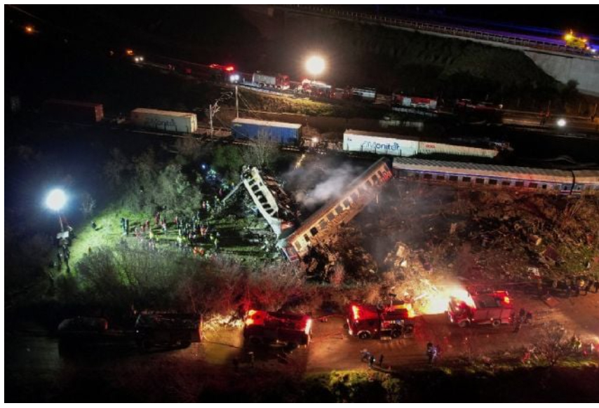 Yunanistan'da iki tren kafa kafaya çarpıştı:  32 ölü