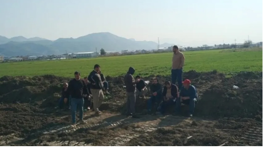 Depremzede çiftçilerin ekili tarlasına konteyner kent