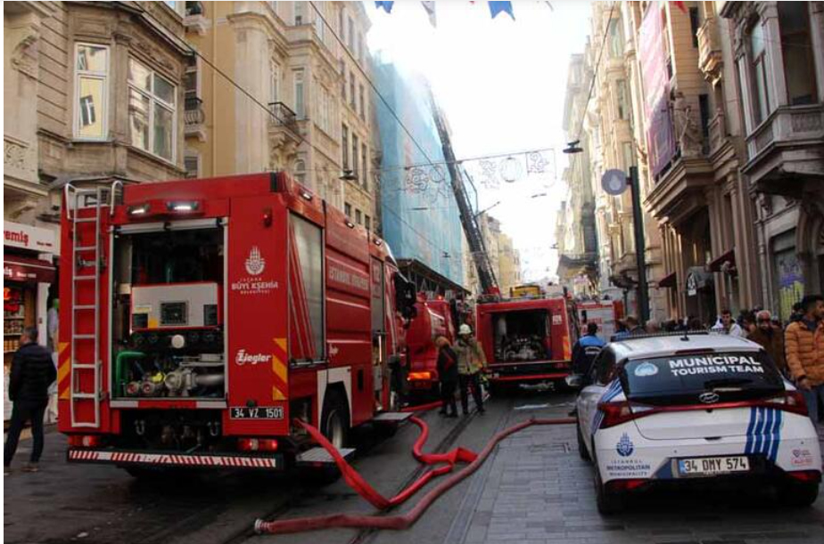 İstiklal Caddesi’ndeki yangın kiliseye sıçradı