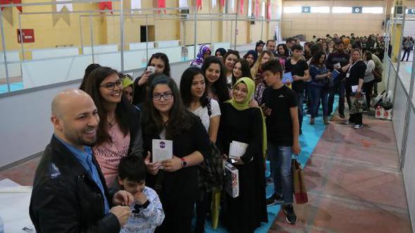 Kitap fuarında sürpriz hediye