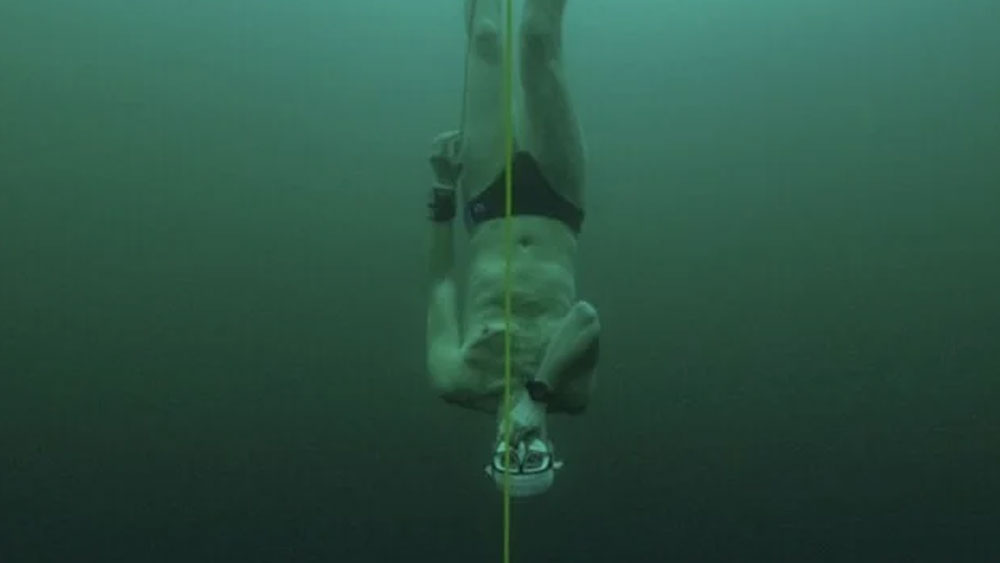 Serbest dalgıçtan dalgıç kıyafetsiz dünya rekoru kırdı: Tek nefeste 52,1 metre!
