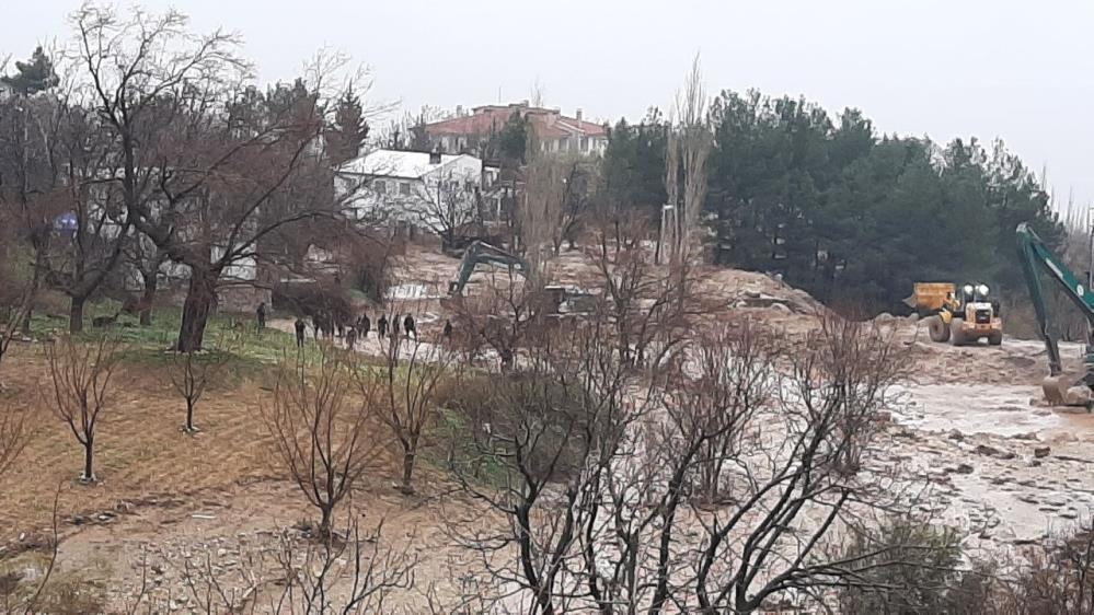 Adıyaman Tut'ta sele kapılan iki kişiyi arama çalışmaları sürüyor