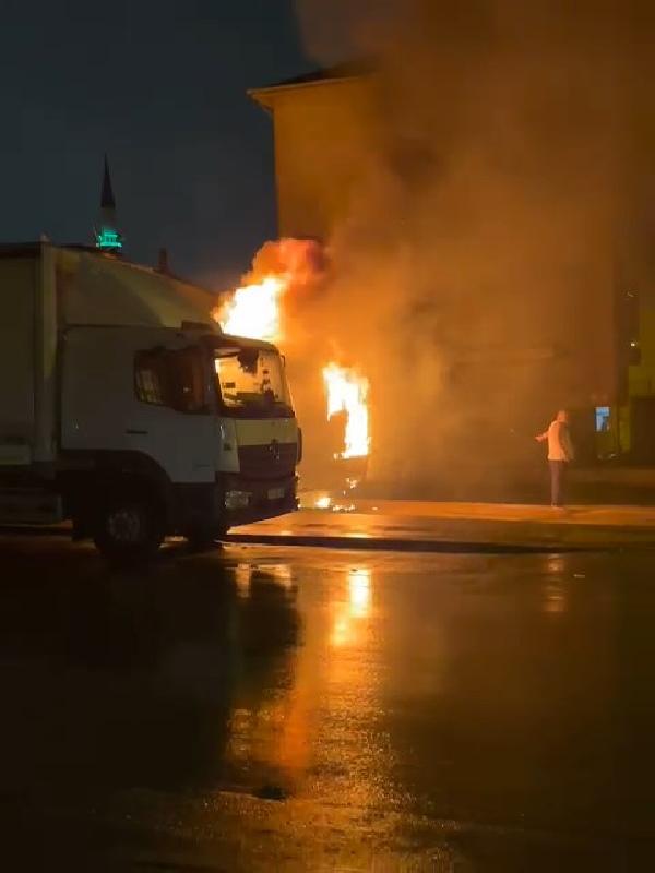 Park halindeki kamyon alev alev yandı 
