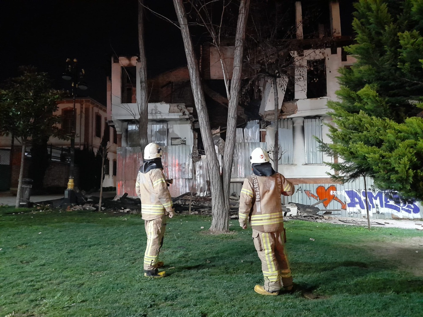 Fatih'te 3 katlı tarihi bina kısmen çöktü