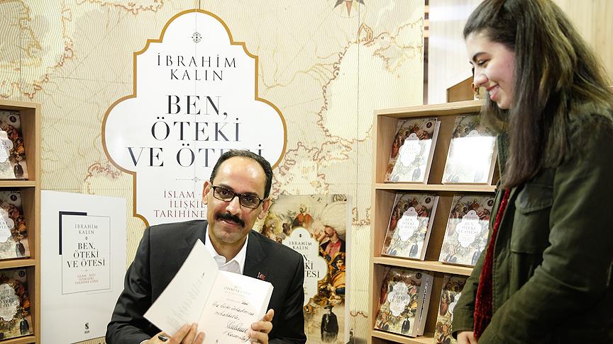 Kalın kitabını imzaladı