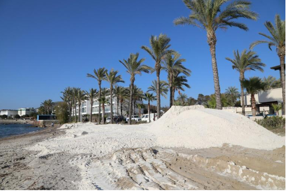 Sahile beyaz kum döken otelin çalışması durduruldu