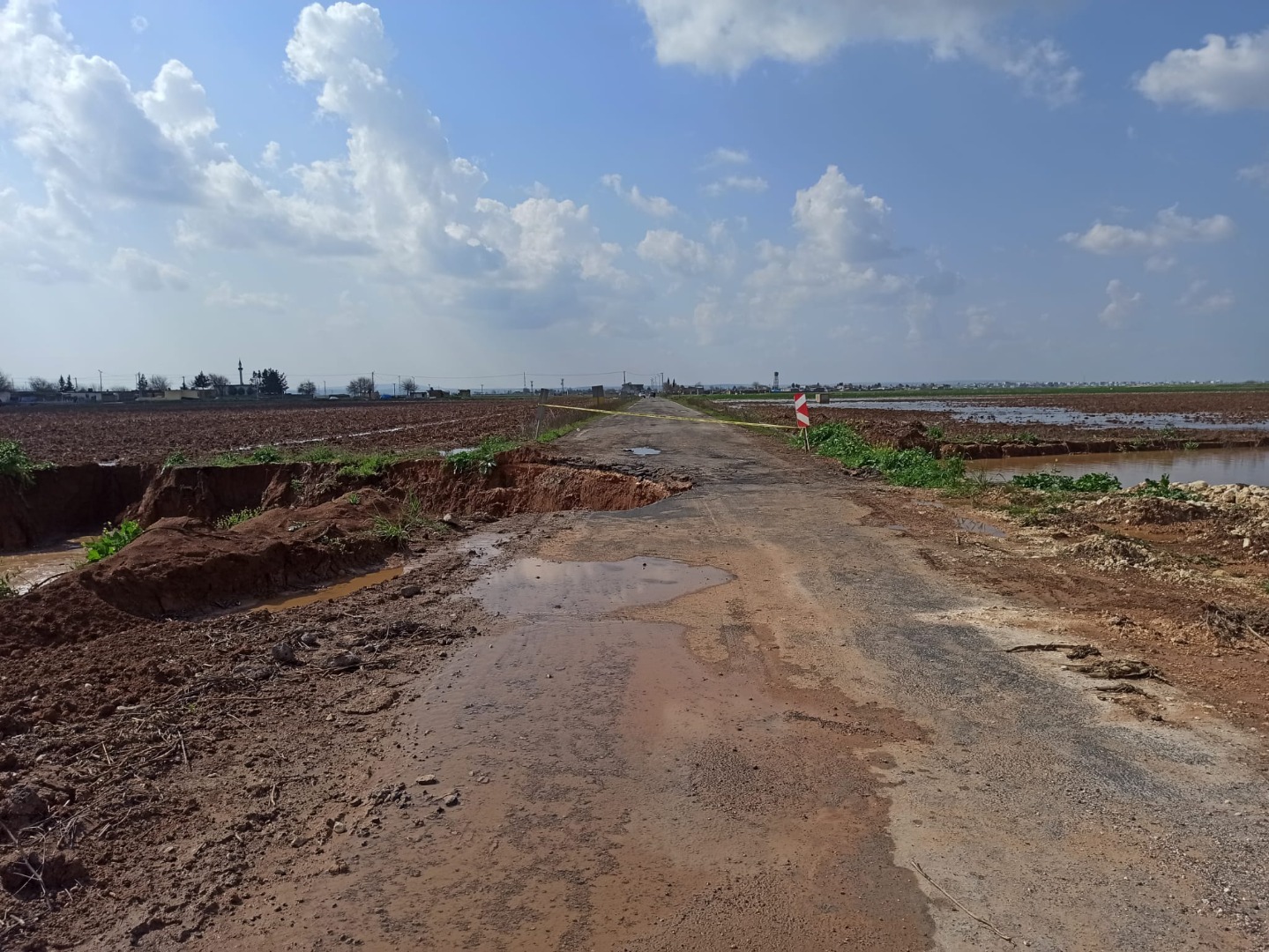 Akçakale-Suruç Karayolu'na sel engeli