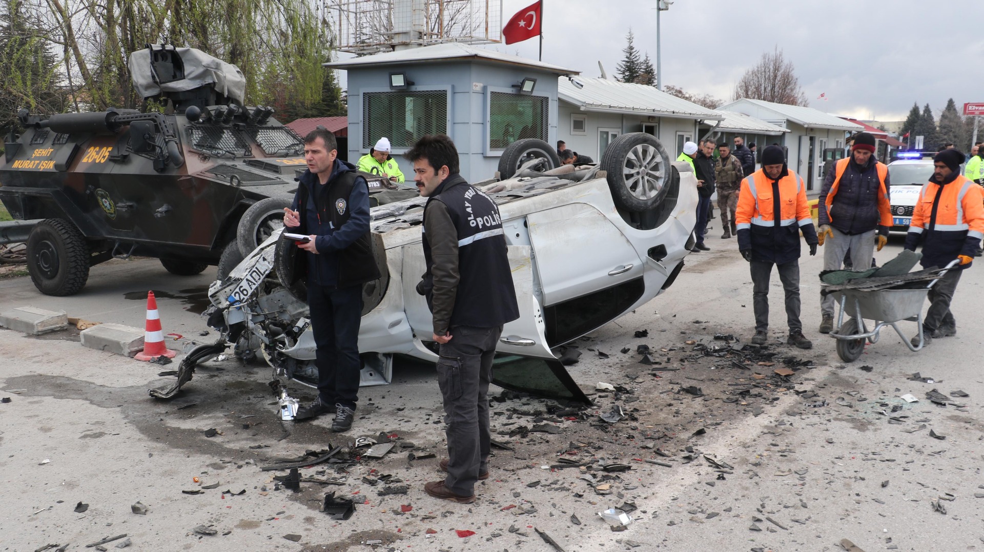 Eskişehir'de kaza, 5'i polis 6 kişi yaralandı