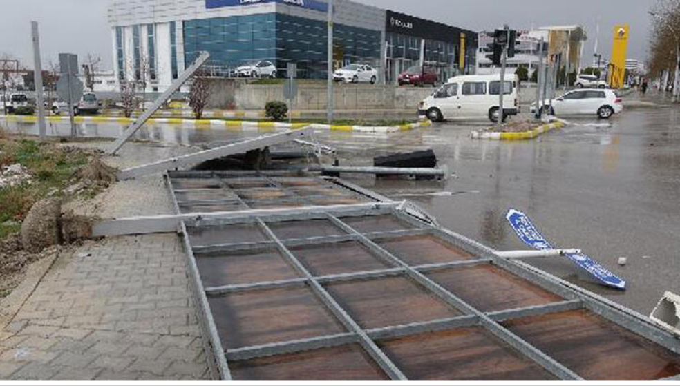 Şiddetli fırtına Çorum’u tarumar etti