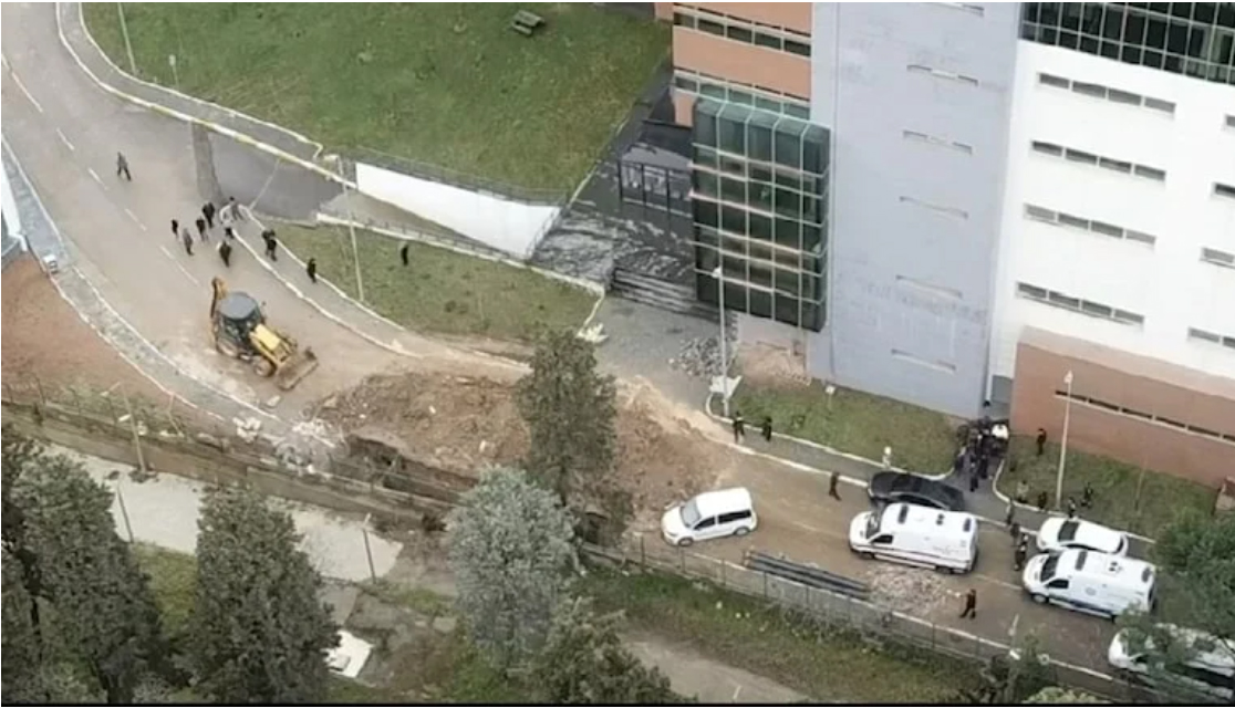 Marmara Üniversitesi'nde göçük: Bir işçi yaralandı