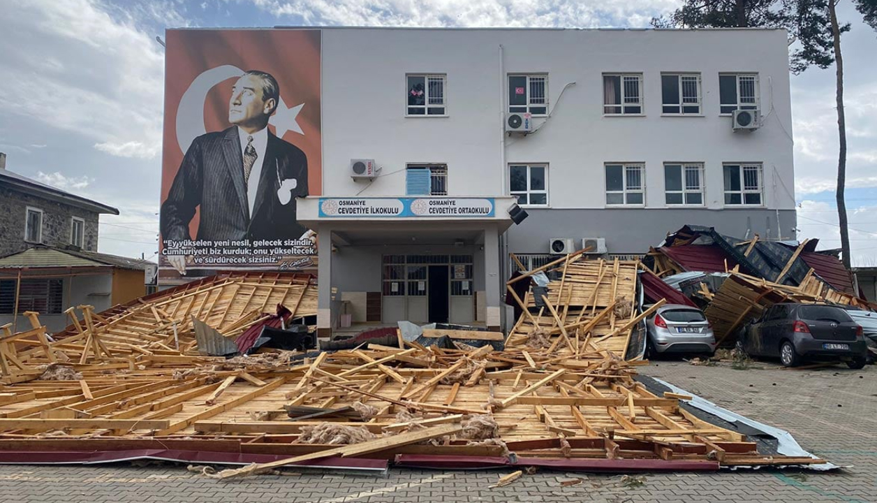 Öğrenciler dersteyken okulun çatısı uçtu