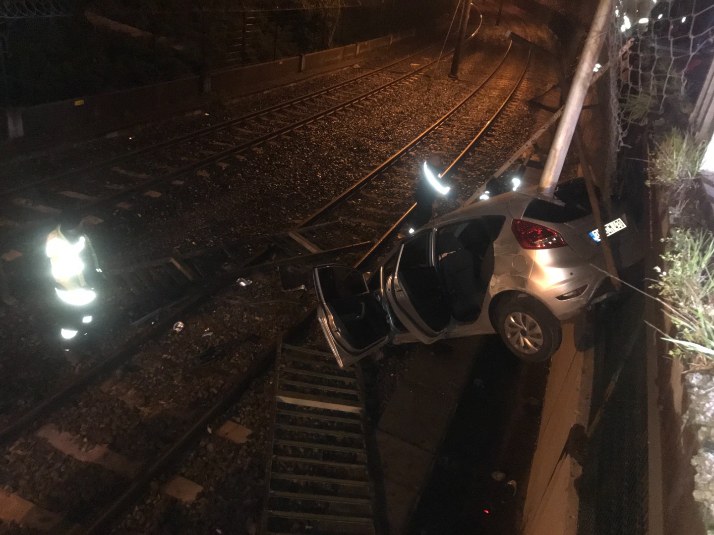 Bakırköy'de araç metro yoluna uçtu: Yaralılar var