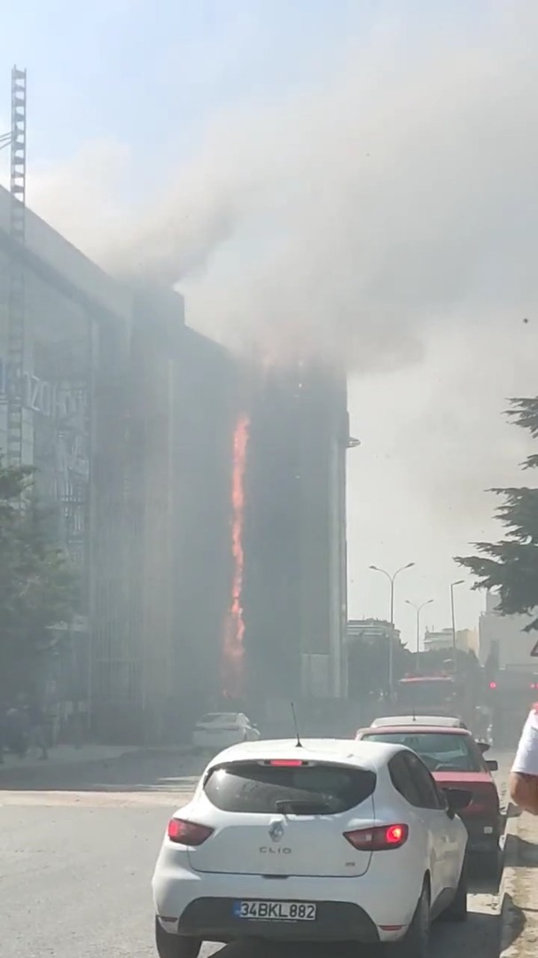 4 katlı iş merkezi'nde yangın