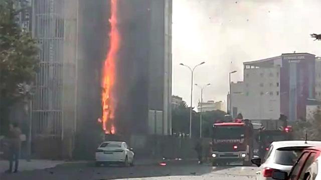 Tadilat yapılan bina alev yandı