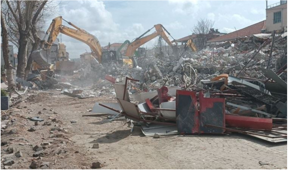 Adıyaman’da 4 katlı bina çöktü