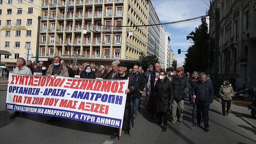 Atina'da emekliler sokağa döküldü