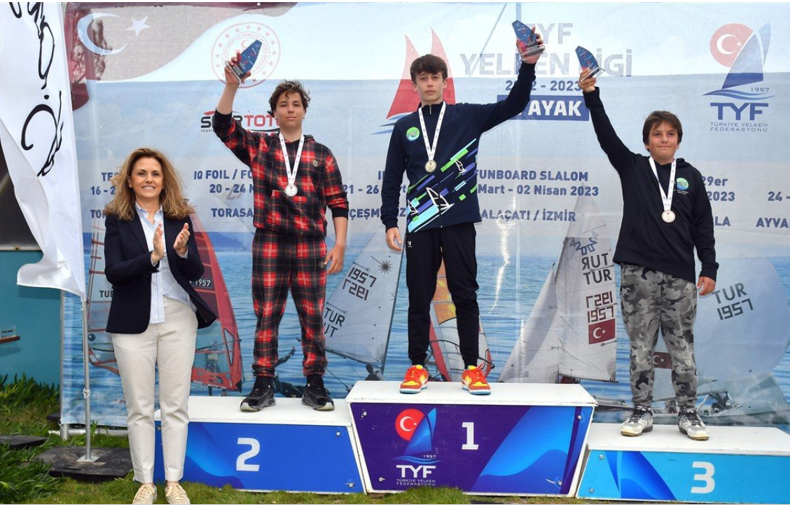 Barış Falay’ın oğlu yelkende ‘Rüzgar’ gibi esti