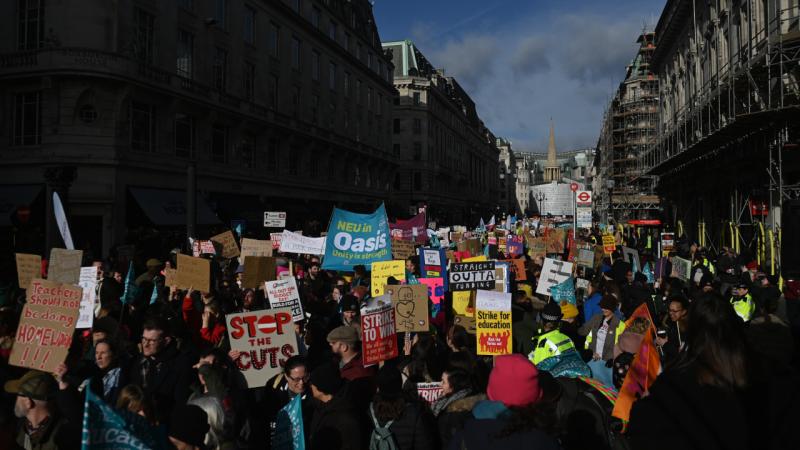 Fransa'dan sonra İngiltere'de binlerce işçi greve gidiyor