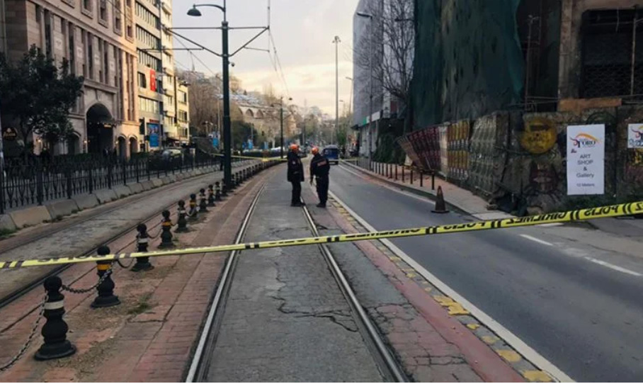 Karaköy’de metruk binada kısmi çökme