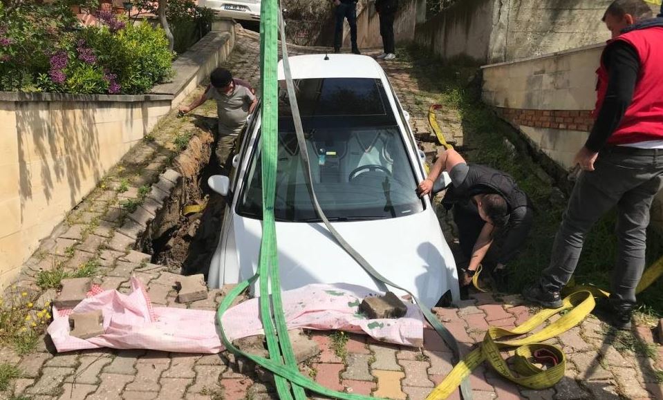 Albayın arabasını çukur yuttu