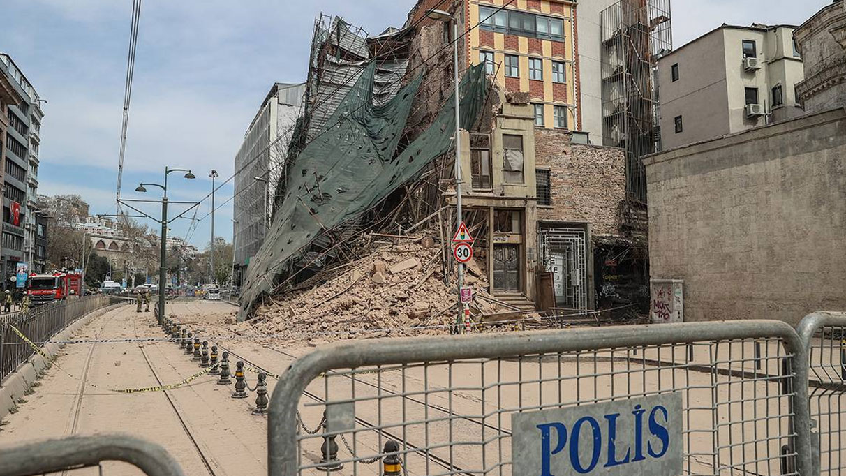 Kültür ve Turizm Bakanlığı'ndan Beyoğlu'nda çöken binayla ilgili açıklama