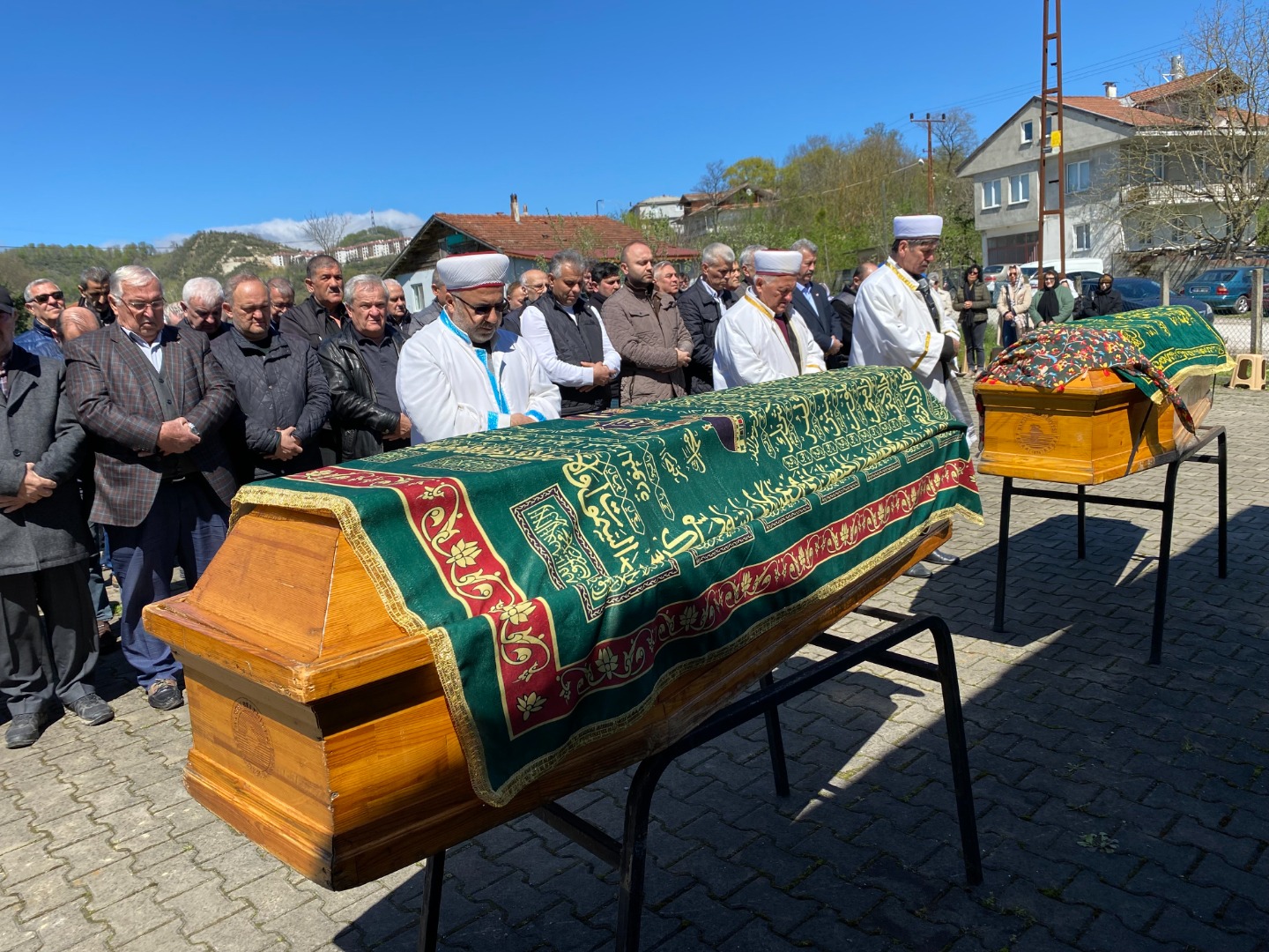 Ünlü oyuncunun anne babası son yolculuğuna uğurlandı