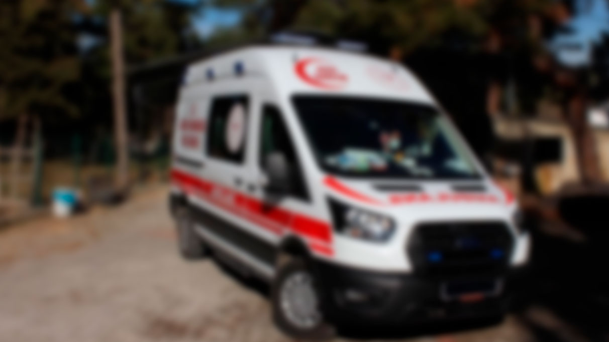 Ambulans ve kamyonet kazasında ambulans alev topuna döndü: 5 yaralı