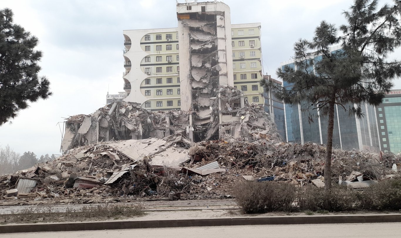 89 kişiye mezar olan Galeria Sitesi'nin müteahhidi yakalandı