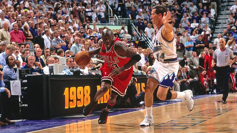 Michael Jordan'ın 1998'de NBA'de giydiği ayakkabı rekor fiyata satıldı