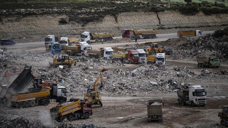 Hatay'da günlük 15 bin kamyon moloz taşıyor