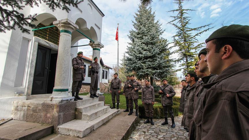 Askerler Hayme Ana'nın kabrinde