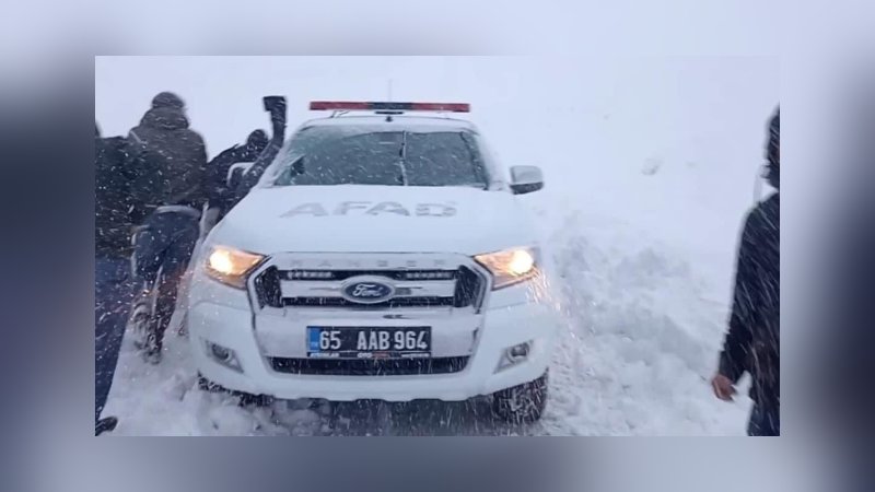 3 bin rakımlı Karabet Geçidi'nde mahsur kaldılar 